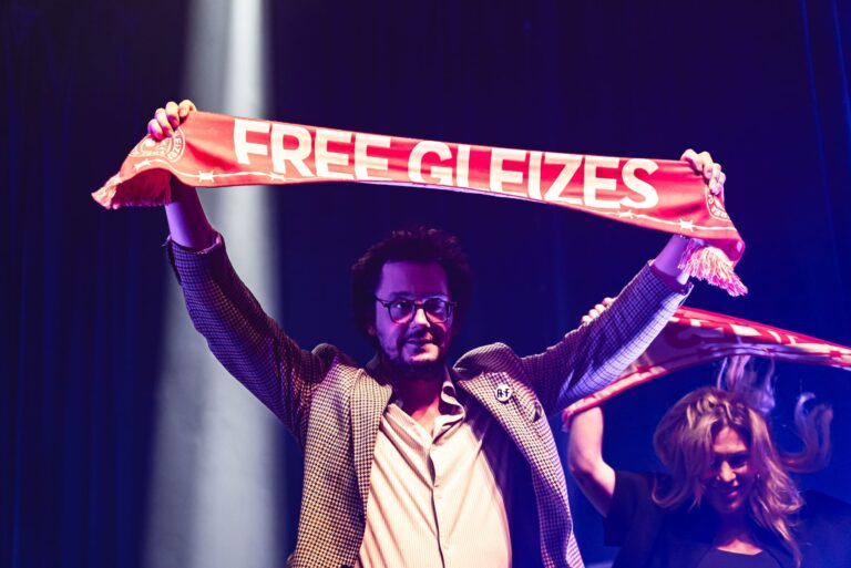 Wie RSF einen personalisierten Fanschal für die FREE GLEIZES Kampagne nutzte