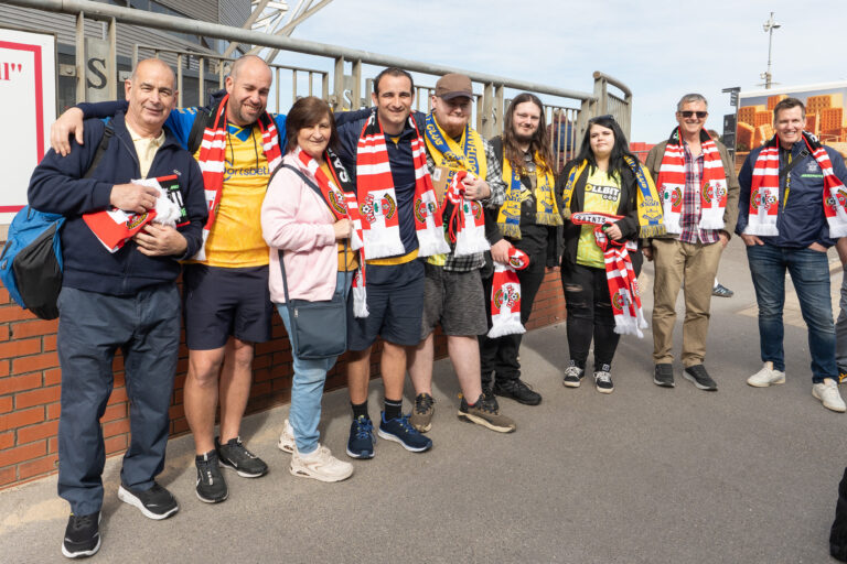 Personalisierte Fußballschals für den Midnite Express: Ein Wembley-Projekt mit kurzer Vorlaufzeit